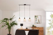 Moderne Hängeleuchte Brush mit drei geometrischen Lampenschirmen in einem stilvollen Esszimmer, seitliche Perspektive.