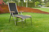 Moderner Klappsessel mit schwarzem Netzgewebe und Holzarmlehnen, aufgestellt auf einer grünen Rasenfläche, seitliche Perspektive.