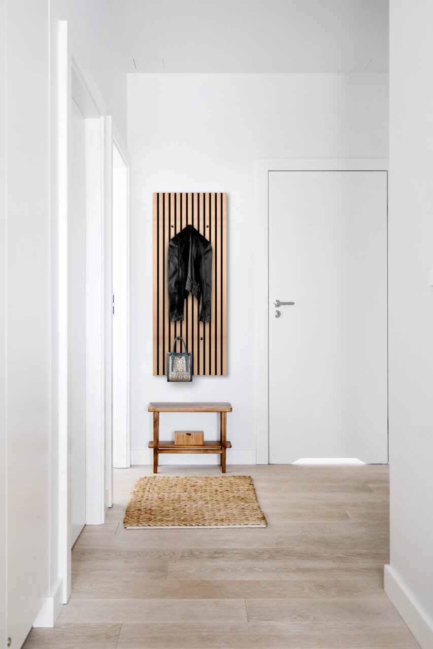 XORA Wandkapstok GRACE Moderne Wandgarderobe XORA GRACE in einem hellen Flur, frontal fotografiert, mit einer schwarzen Jacke und einer Tasche dekoriert.