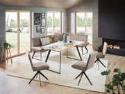 Moderne Esszimmer-Eckbankgruppe mit Tisch und Stühlen in einem hellen Raum mit großen Fenstern, seitliche Perspektive.