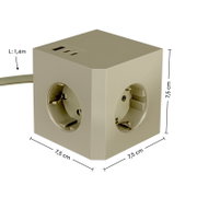 Stekkerblok met drie stopcontacten en twee USB-aansluitingen, gezien vanuit een schuine hoek van bovenaf, afmetingen 7,5 cm x 7,5 cm x 7,5 cm, kabellengte 1,4 m