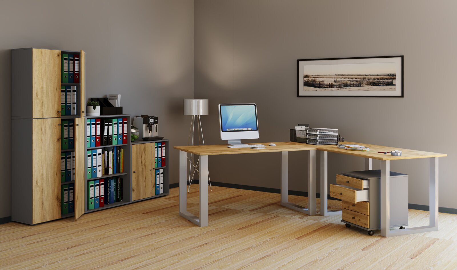 Modernes Büro-Set mit L-förmigem Schreibtisch in Holzoptik und weißem Metallgestell, Rollcontainer mit Schubladen sowie Aktenschrank mit offenen Fächern und Holztüren; Ansicht aus schräger Frontperspektive von links.
