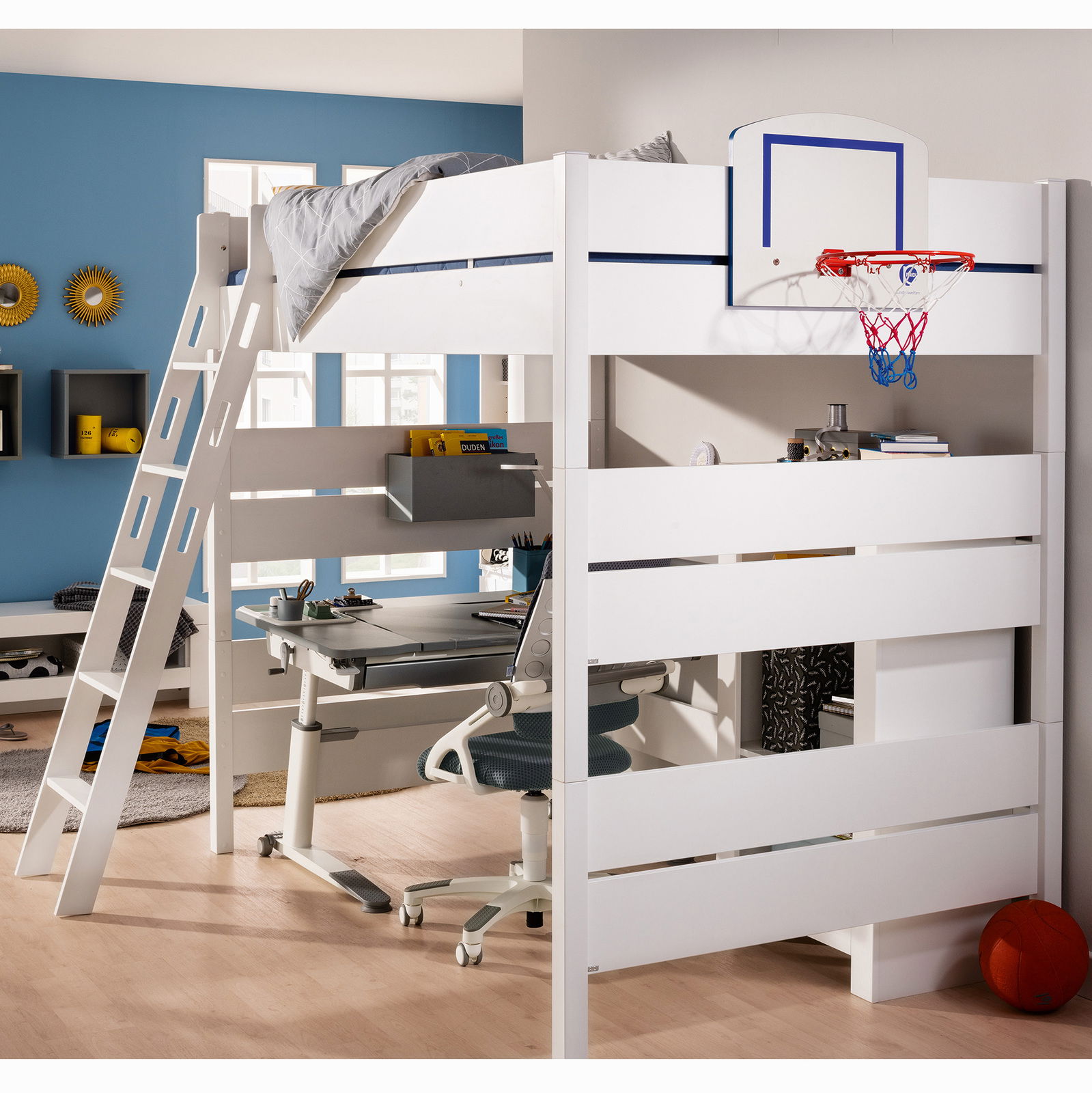 Hochbett mit integriertem Schreibtisch und Basketballkorb, seitliche Perspektive