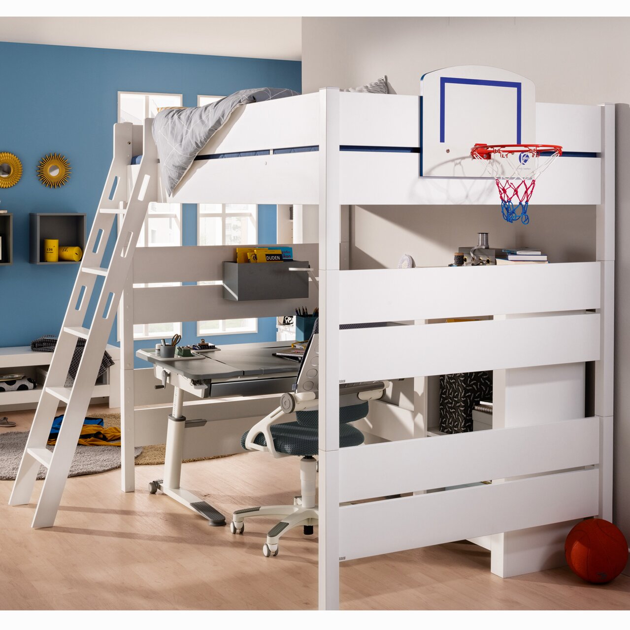 Hoogslaper met ingebouwd bureau en basketbalring, zijaanzicht