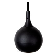 Close-up van de zwarte hanglamp FAVORI, bolvormig ontwerp met een glad oppervlak, gezien vanaf de voorkant.