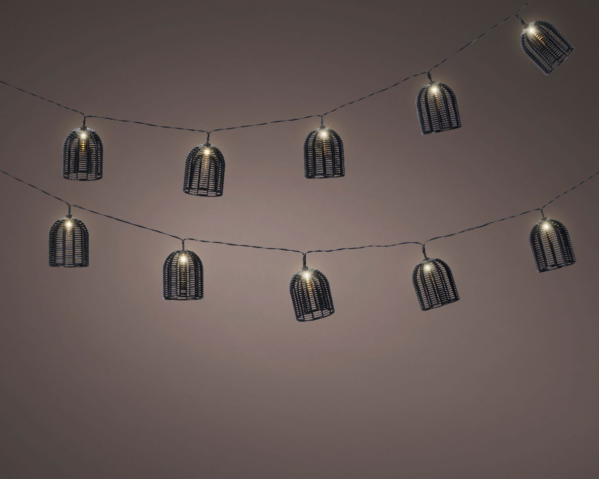 Solarbetriebene Lichterkette mit dekorativen Lampenschirmen in Käfigform, seitliche Perspektive