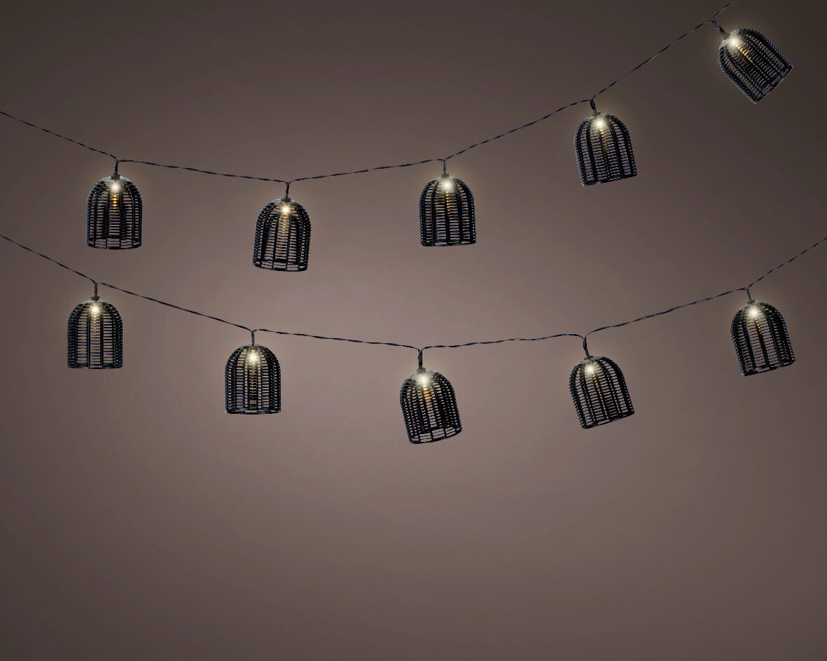 Solarbetriebene Lichterkette mit dekorativen Lampenschirmen in Käfigform, seitliche Perspektive