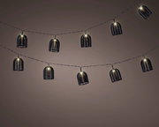 Solarbetriebene Lichterkette mit dekorativen Lampenschirmen in Käfigform, seitliche Perspektive