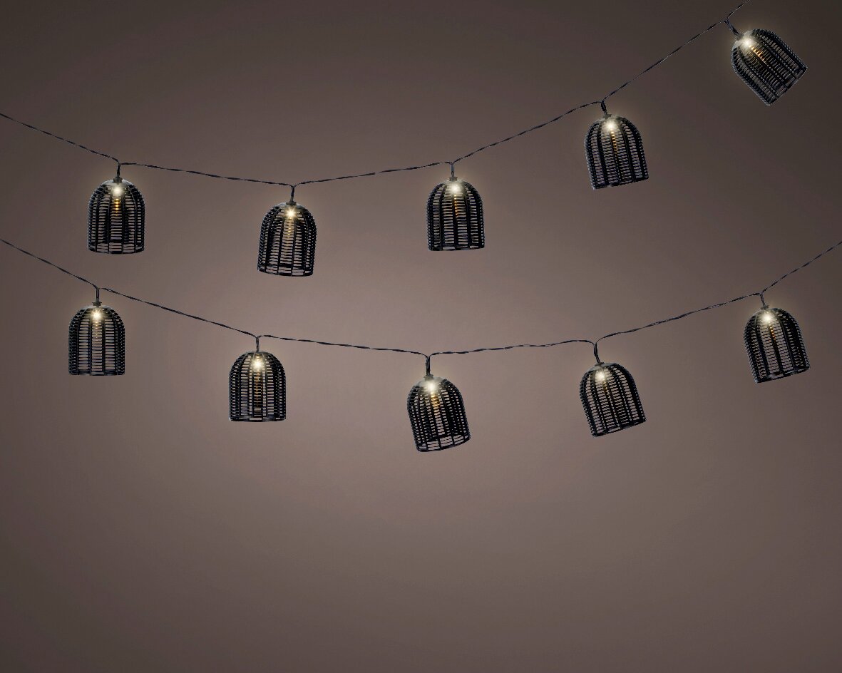 Solarbetriebene Lichterkette mit dekorativen Lampenschirmen in Käfigform, seitliche Perspektive