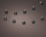 Solarbetriebene Lichterkette mit dekorativen Lampenschirmen in Käfigform, seitliche Perspektive