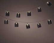 Solarbetriebene Lichterkette mit dekorativen Lampenschirmen in Käfigform, seitliche Perspektive