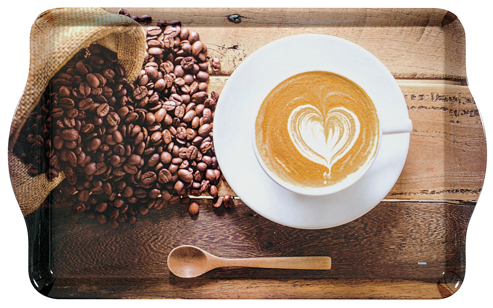 Serviertablett mit Kaffeebohnen und Cappuccino mit Herzmotiv, von oben betrachtet.