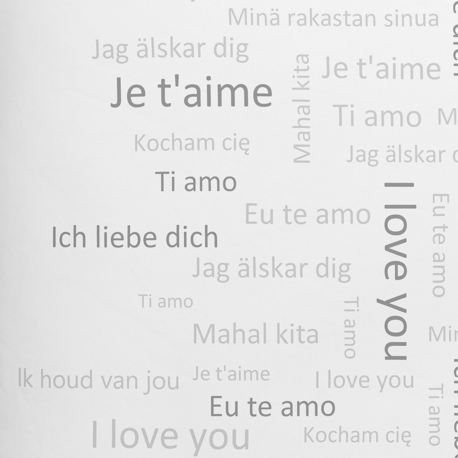 Bettwäsche mit verschiedenen 'Ich liebe dich' Übersetzungen in mehreren Sprachen, aus der Vogelperspektive betrachtet.