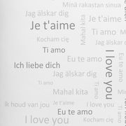 Bettwäsche mit verschiedenen 'Ich liebe dich' Übersetzungen in mehreren Sprachen, aus der Vogelperspektive betrachtet.