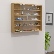 Wandvitrine aus Holz mit Glasschiebetüren und mehreren Regalböden zur Präsentation von Modellfahrzeugen und -booten, in schräger Frontansicht an der Wand.