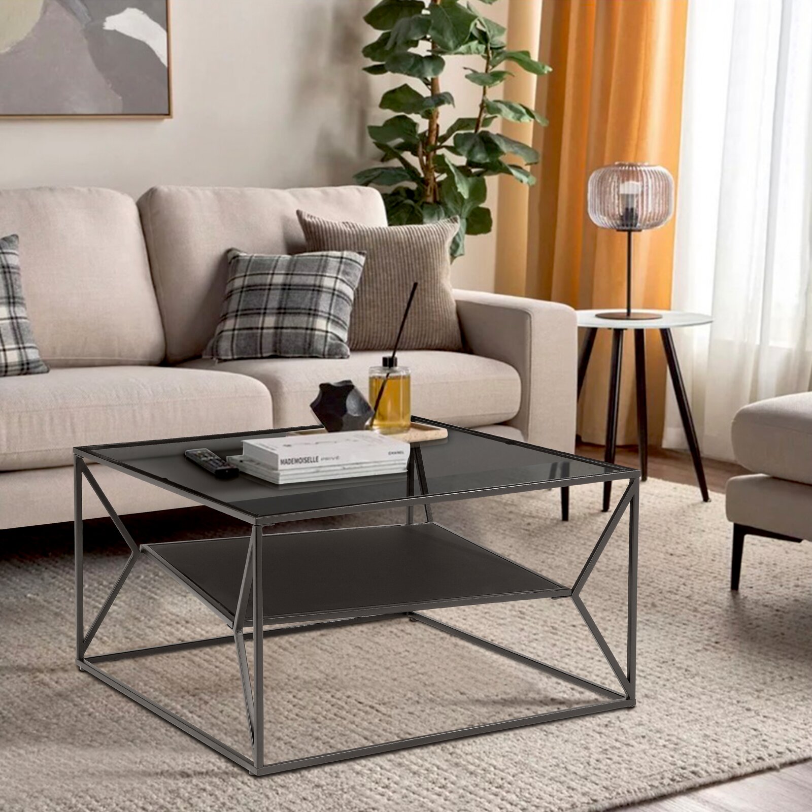 Moderne bijzettafel met glazen blad en metalen frame in een stijlvolle woonkamer, gezien vanaf de zijkant.