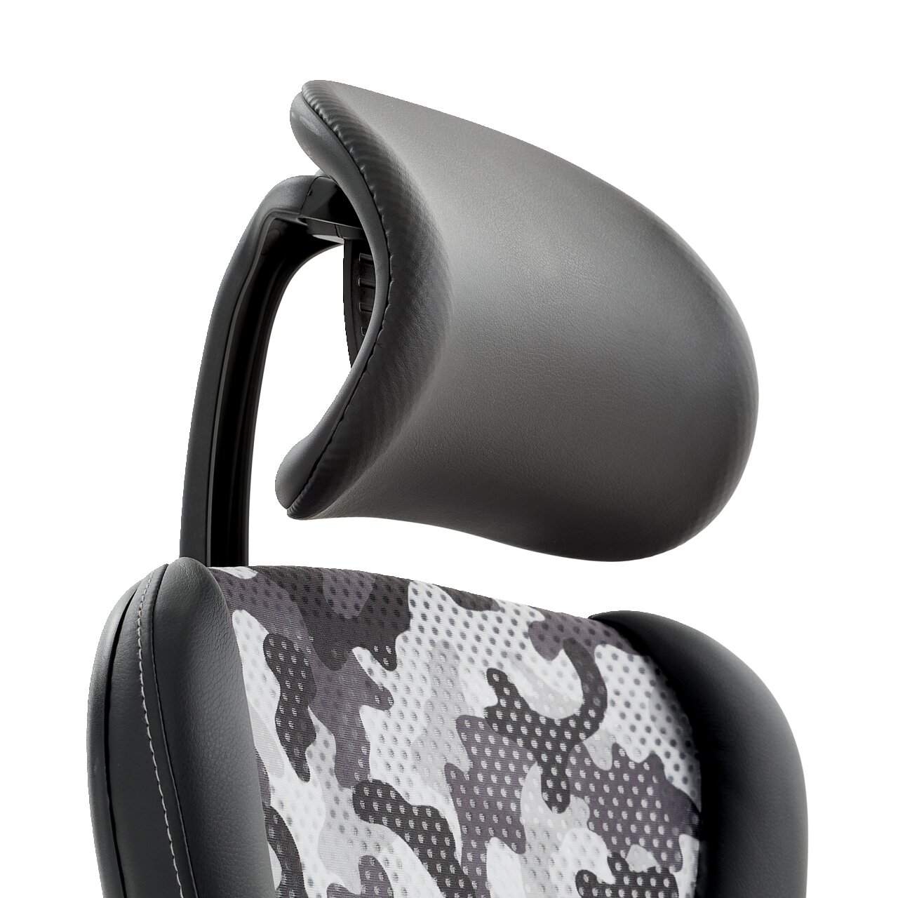 Nahaufnahme eines Gamingstuhls mit grauem Kopfstützenpolster und Camouflage-Muster auf der Rückenlehne, seitliche Perspektive