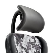 Nahaufnahme eines Gamingstuhls mit grauem Kopfstützenpolster und Camouflage-Muster auf der Rückenlehne, seitliche Perspektive