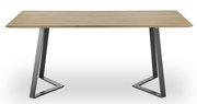 Moderner Esstisch mit Holzplatte und schwarzen Metallbeinen, Frontalansicht