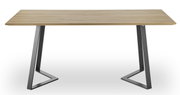 Moderner Esstisch mit Holzplatte und schwarzen Metallbeinen, Frontalansicht