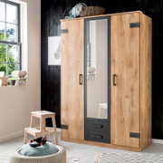 Drehtürenschrank mit drei Türen, mittlere Tür mit Spiegel, aus Holzoptik mit schwarzen Akzenten, frontal abgebildet in einem modernen Raum.
