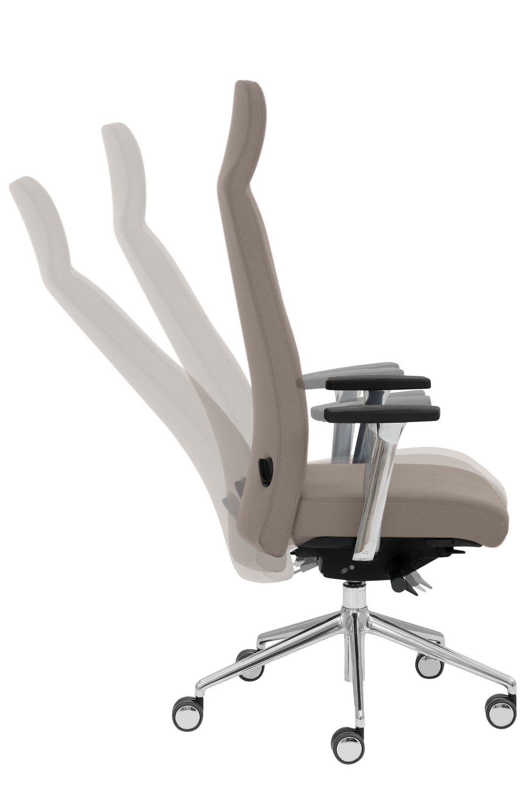 Seitenansicht eines verstellbaren Chefsessels mit ergonomischer Rückenlehne und Armlehnen, auf einem stabilen Drehfuß mit Rollen.