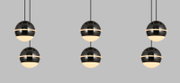 Moderne LED-Pendelleuchte mit kugelförmigem Design, in einer frontalen Perspektive gezeigt, bestehend aus drei schwarzen, glänzenden Kugeln mit leuchtenden unteren Hälften, aufgehängt an dünnen Kabeln.