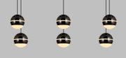 Moderne LED-hanglamp met een bolvormig ontwerp, hier afgebeeld in vooraanzicht, bestaande uit drie glanzende zwarte bollen met verlichte onderhelften, opgehangen aan dunne kabels.