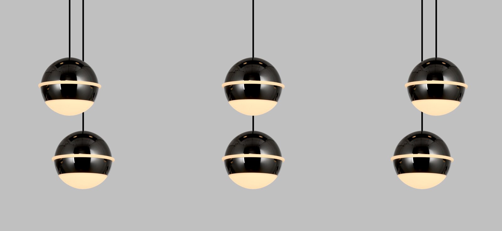 Moderne LED-hanglamp met een bolvormig ontwerp, hier afgebeeld in vooraanzicht, bestaande uit drie glanzende zwarte bollen met verlichte onderhelften, opgehangen aan dunne kabels.