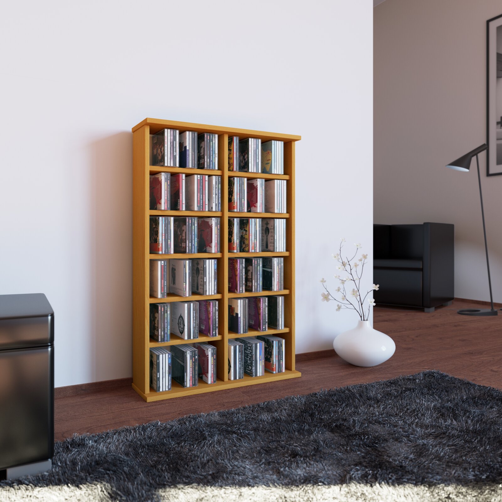 Hohes CD-Regal aus hellem Holz mit vielen Fächern, gefüllt mit CDs, in einem modernen Wohnzimmer an der Wand Perspektive: frontale leicht schräge Ansicht.