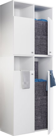 Weißer Bad-Hochschrank mit offenen Fächern und Türen, mit grauen Wäschekörben und Handtüchern, in schräger Vorderansicht