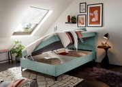 Boxbed met opklapbare opbergruimte, zijaanzicht, in een modern ingerichte slaapkamer onder een schuin dak.