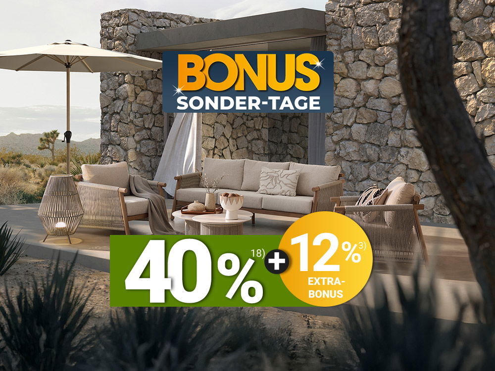 Moderne Stein-Terrasse mit Loungemöbeln und Sonnenschirm in Wüstenlandschaft, Schriftzug Bonus Sonder-Tage