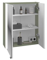 Geöffneter Spiegelschrank mit zwei Türen, grünem Rahmen und drei weißen Regalböden, gefüllt mit Badezimmerartikeln, aus einer leicht seitlichen Perspektive.