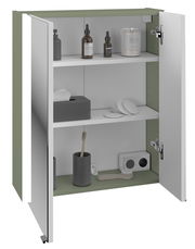 Geöffneter Spiegelschrank mit zwei Türen, grünem Rahmen und drei weißen Regalböden, gefüllt mit Badezimmerartikeln, aus einer leicht seitlichen Perspektive.