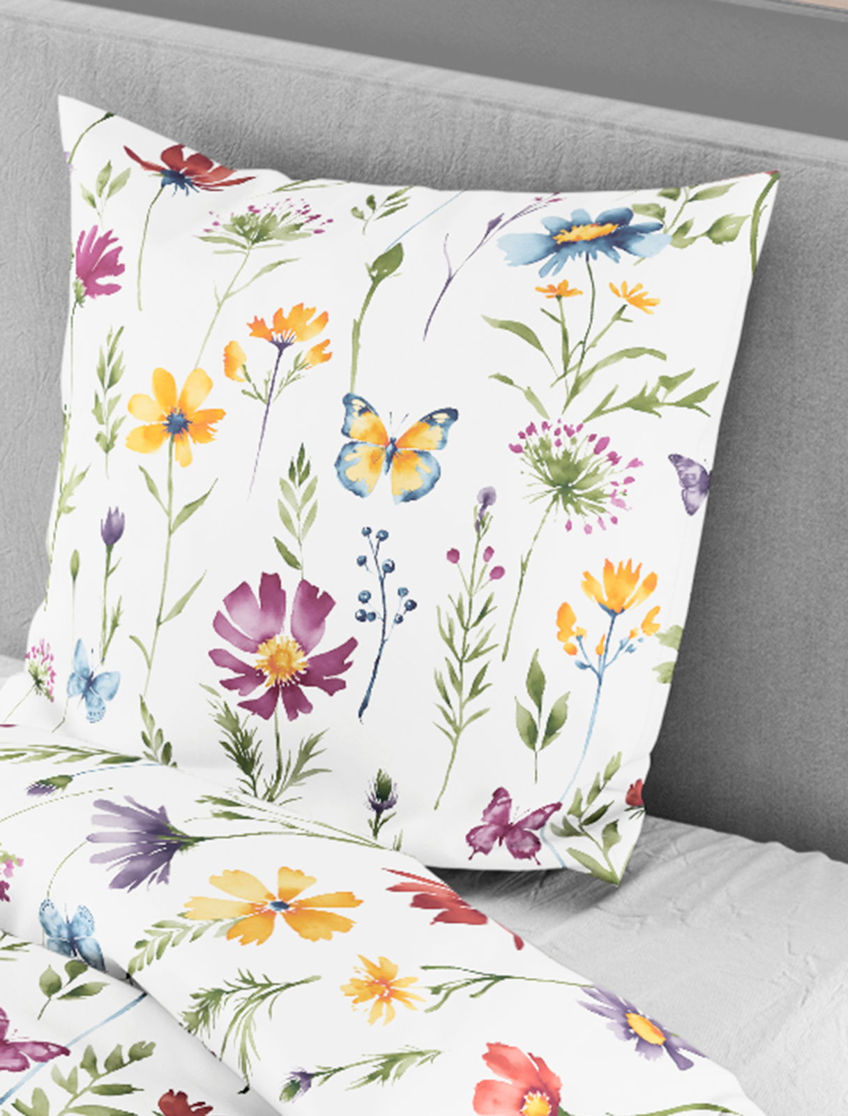 Bettwäsche 135x200cm mit buntem Blumen- und Schmetterlingsmuster, seitliche Perspektive