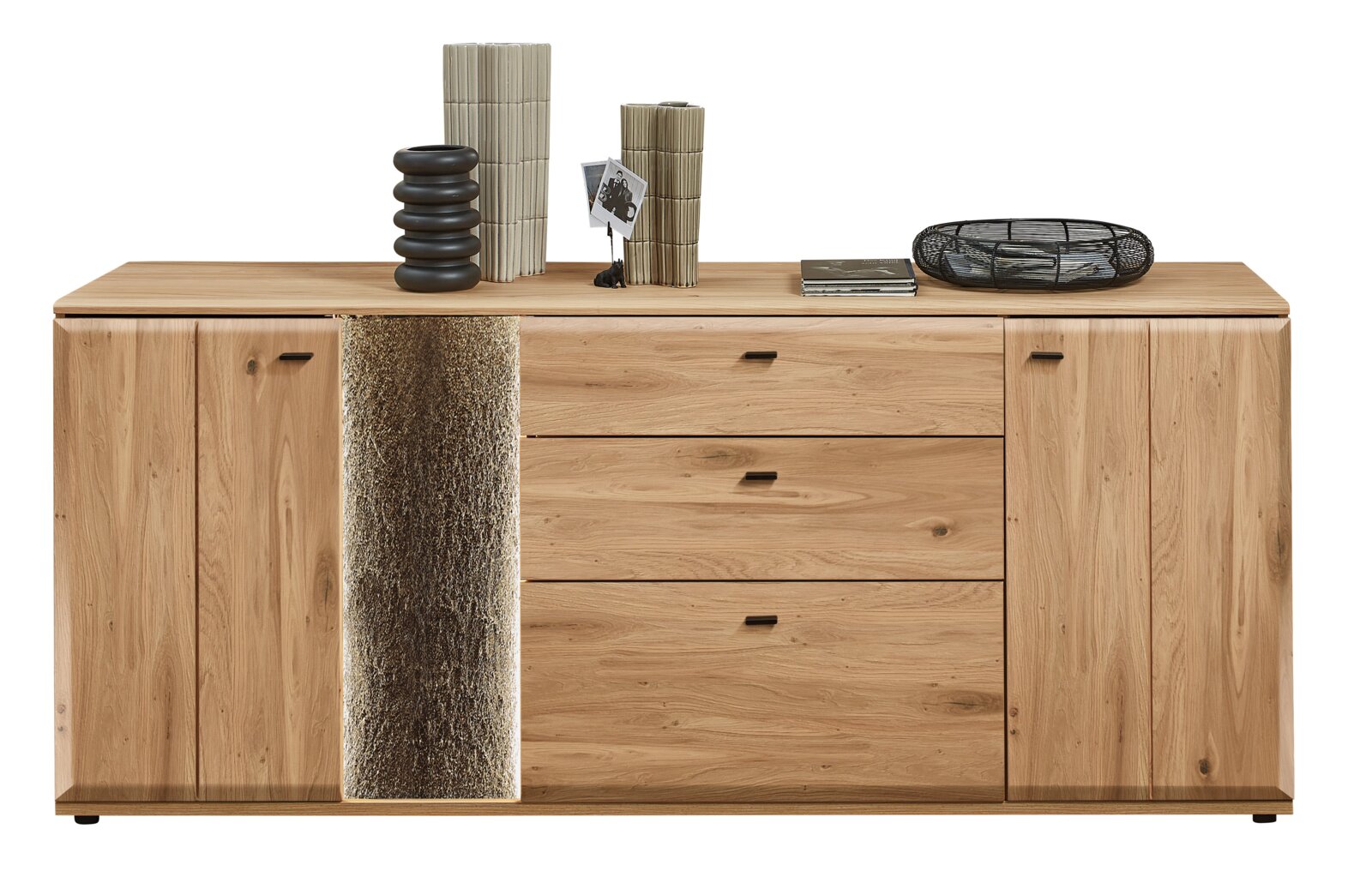 Cantus Sideboard REIMS Frontansicht eines modernen Sideboards aus hellem Massivholz mit zwei Türen, drei Schubladen, schwarzen Griffen und einem dekorativen Steineinsatz; auf der Oberseite stehen Vasen, Bücher und eine schwarze Drahtschale.
