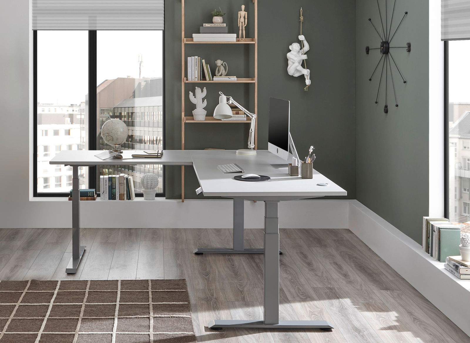Moderner E-Eckschreibtisch in einem stilvollen Büro, seitliche Perspektive, mit Computer und Schreibtischzubehör.