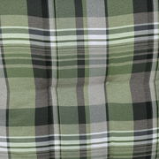 Nahaufnahme einer Sesselauflage mit grünem, grauem und schwarzem Karomuster.