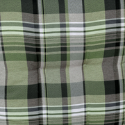 Nahaufnahme einer Sesselauflage mit grünem, grauem und schwarzem Karomuster.