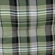 Nahaufnahme einer Sesselauflage mit grünem, grauem und schwarzem Karomuster.