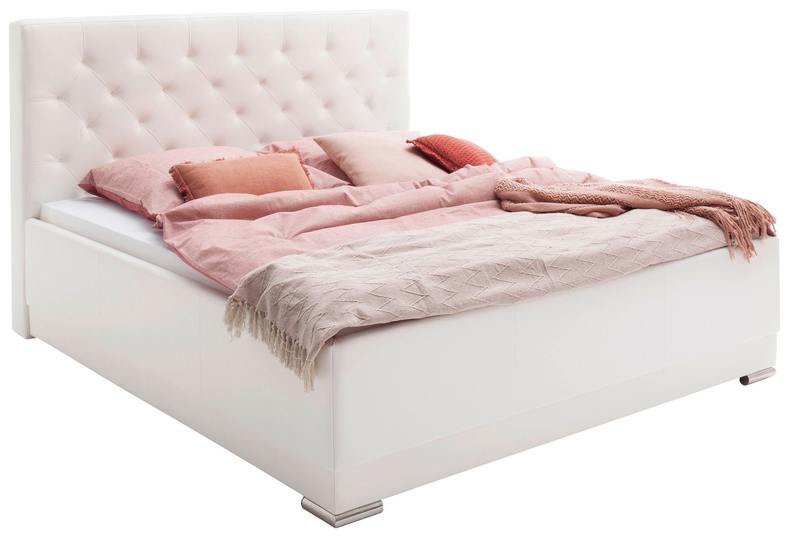 Weißes Polsterbett mit gestepptem Kopfteil, rosa Bettwäsche und Kissen, seitliche Perspektive