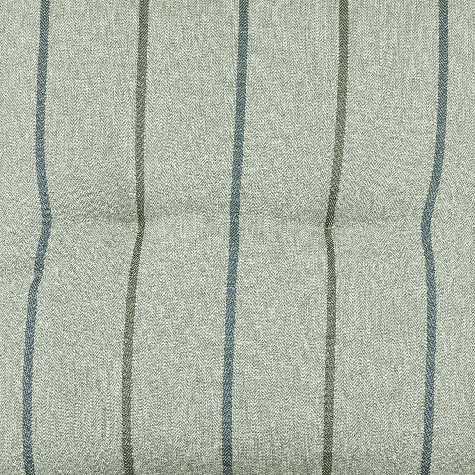 Nahaufnahme einer Sesselauflage mit grünlichen Streifenmuster in Draufsicht