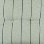 Nahaufnahme einer Sesselauflage mit grünlichen Streifenmuster in Draufsicht