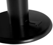 Nahaufnahme eines schwarzen runden Standfußes mit zentraler Säule und kleinem perforierten Fußhebel, Ansicht schräg von oben