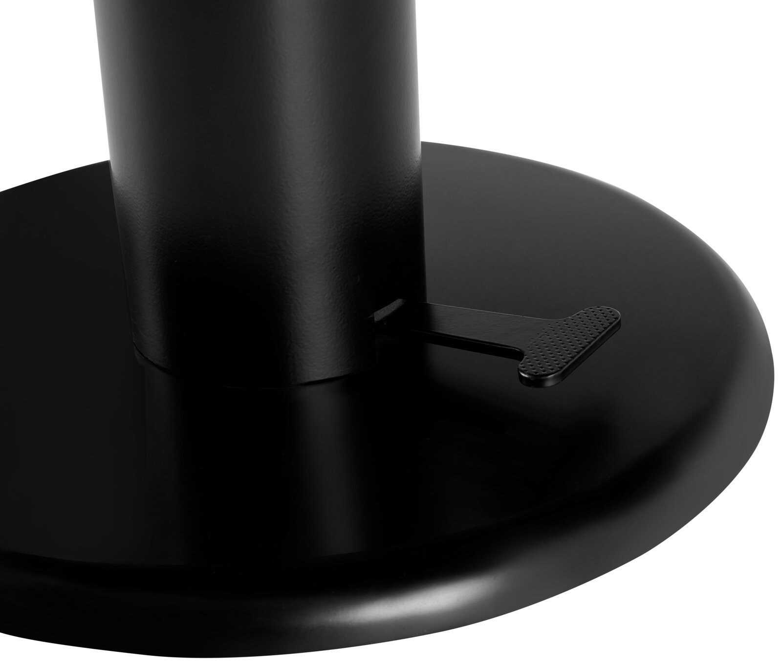 Nahaufnahme eines schwarzen runden Standfußes mit zentraler Säule und kleinem perforierten Fußhebel, Ansicht schräg von oben