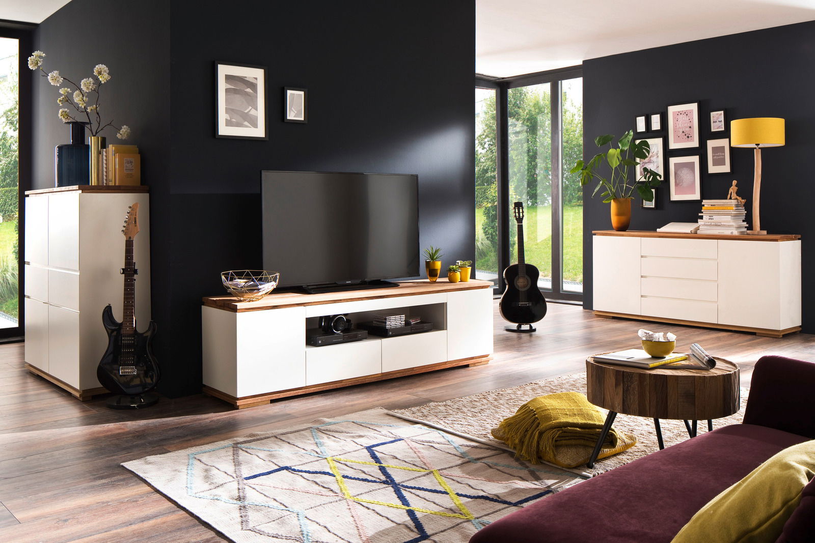 Zurbrüggen Hoog dressoir CHIARO Modernes Wohnzimmer mit TV-Lowboard, Highboard und Sideboard in heller Holzoptik, seitliche Perspektive