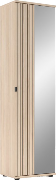 Hoher Kleiderschrank in heller Holzoptik mit vertikaler Lamellenfront und großer Spiegeltür, schwarzem Griff und Füßen, freigestellt auf weißem Hintergrund, Ansicht schräg von vorne