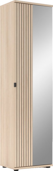 Hoher Kleiderschrank in heller Holzoptik mit vertikaler Lamellenfront und großer Spiegeltür, schwarzem Griff und Füßen, freigestellt auf weißem Hintergrund, Ansicht schräg von vorne