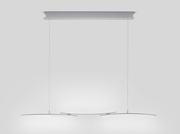 Moderne LED-Pendelleuchte in minimalistischem Design, von vorne betrachtet, mit zwei gebogenen Lichtleisten und schlanken Aufhängungen.